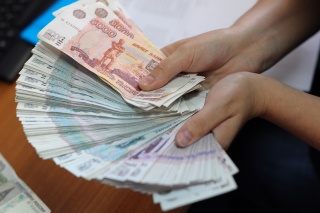В Чайковском районе глава поселения украла у родственника сто тысяч рублей