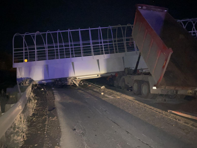 Под Пермью в результате ДТП на дорогу обрушился мост