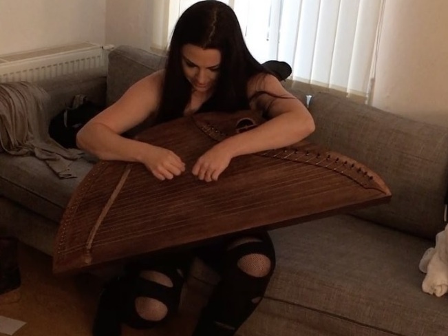 Солистке американской рок-группы «Evanescence» подарили пермские гусли