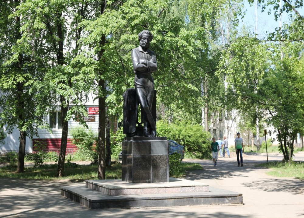 Памятник пушкину в городе пушкин. Сквер Пушкина Чайковский. Г.Чайковский памятник Пушкину. Памятник Пушкину в Чайковском. Город Чайковский памятник Пушкину.