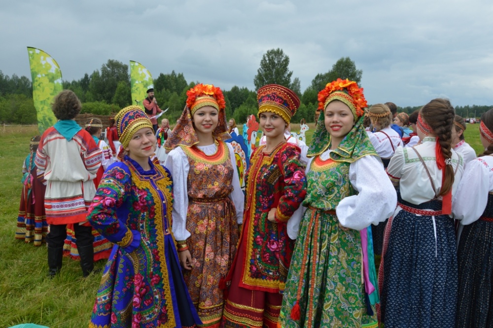 Включи русскую мир. Фольклорный ансамбль. Костюмы для фольклора. Русские народные костюмы для ансамбля. Фольклорные костюмы для женщин.