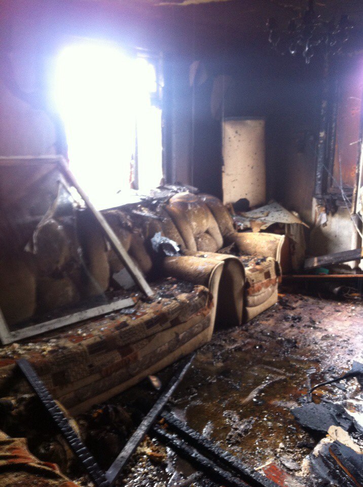 Родники горит мебельный. Сгоревшая мебель. Пожар на кузнечной. Комнаты после сильного пожара.